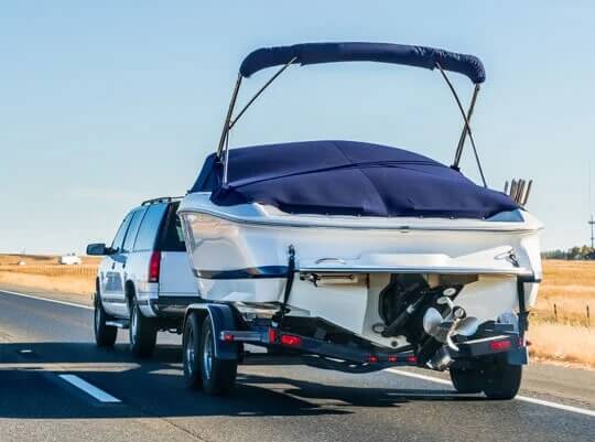 ein Boot auf einem Trailer beim Transport