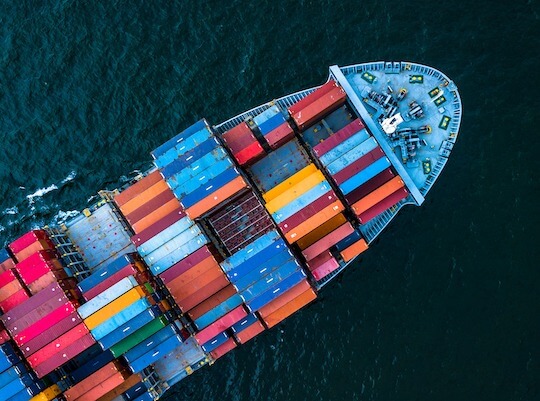 Carga en un barco que se envía al extranjero