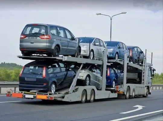 voitures chargées à l'arrière d'un camion